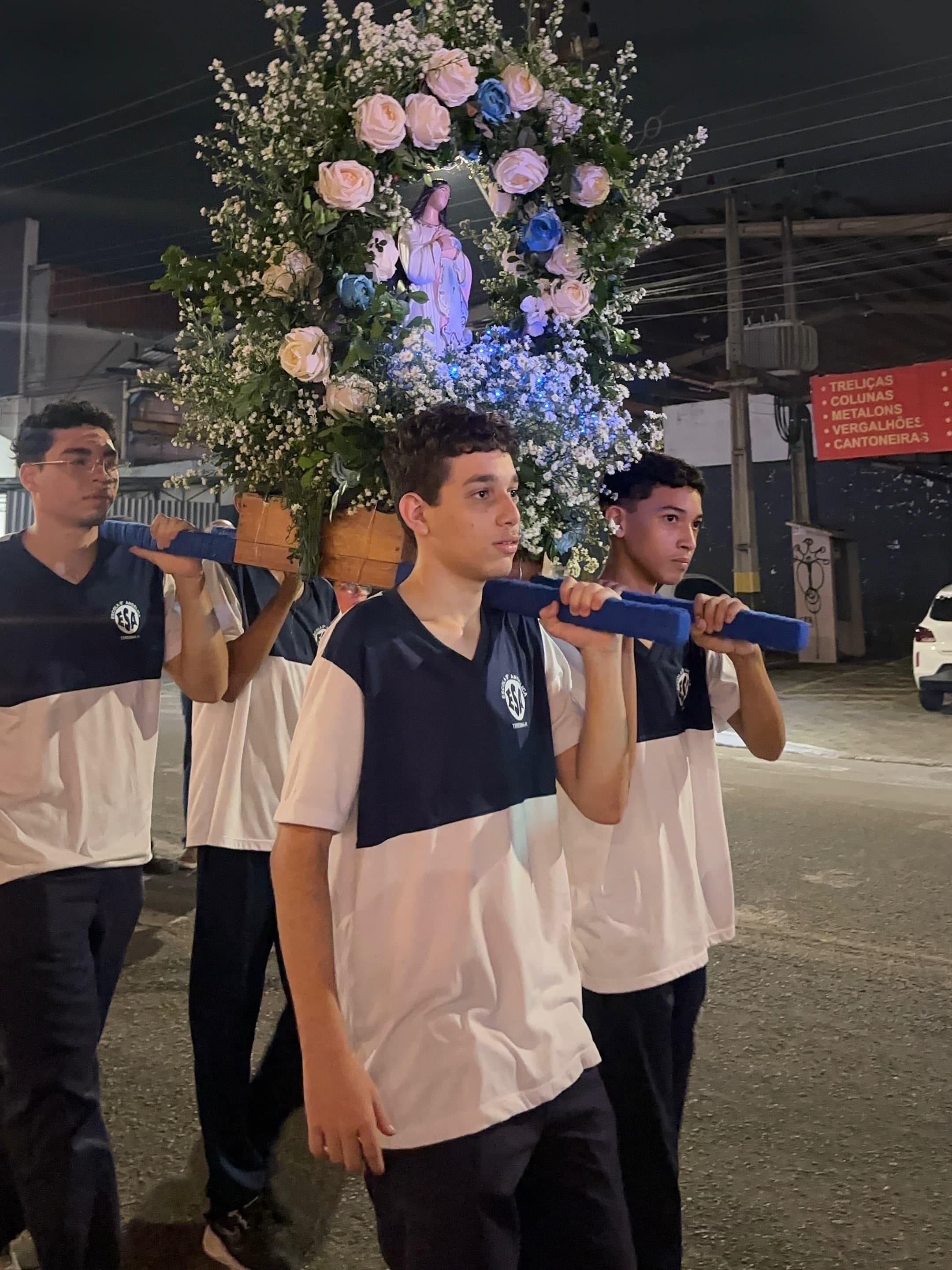 Comunidade escolar na Procissão Mariana